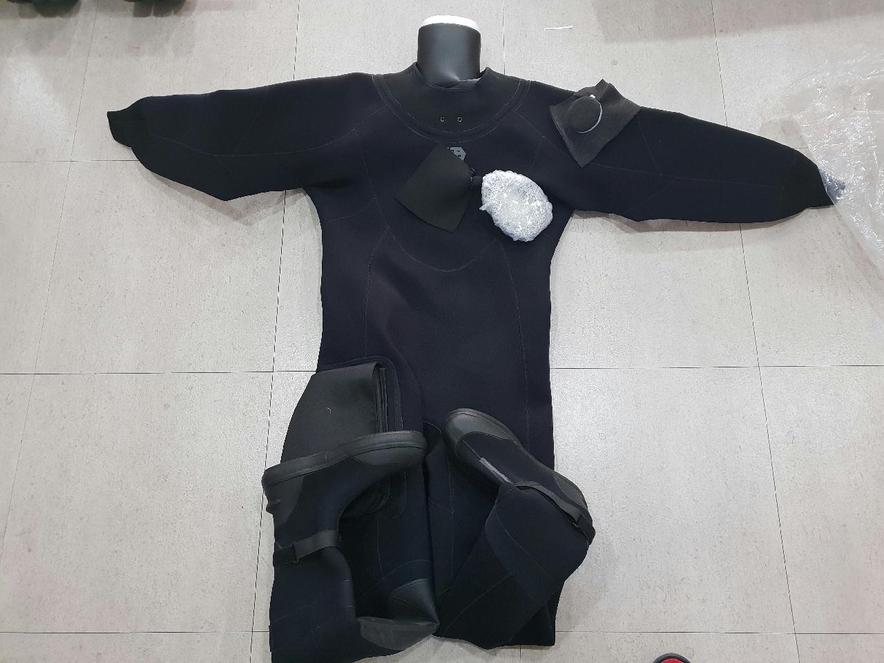 아기다리고기다리던 마레스 3미리 드라이슈트 도착!!