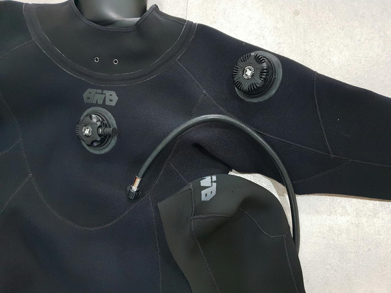 아기다리고기다리던 마레스 3미리 드라이슈트 도착!!